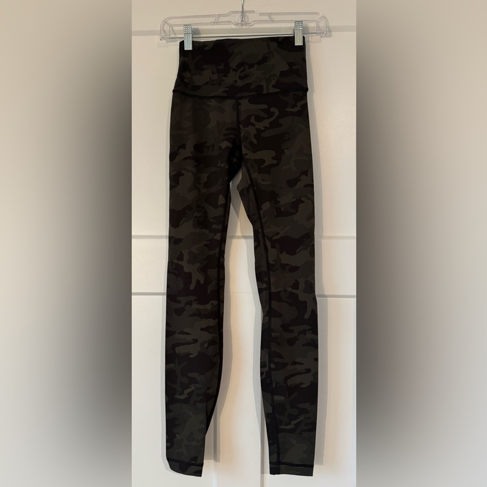 Lululemon Wunder Under High-Rise Tight 28” in Dark Green Camo, Size 2